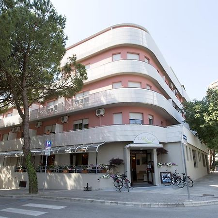 Aparthotel Carinzia Lignano Sabbiadoro Buitenkant foto