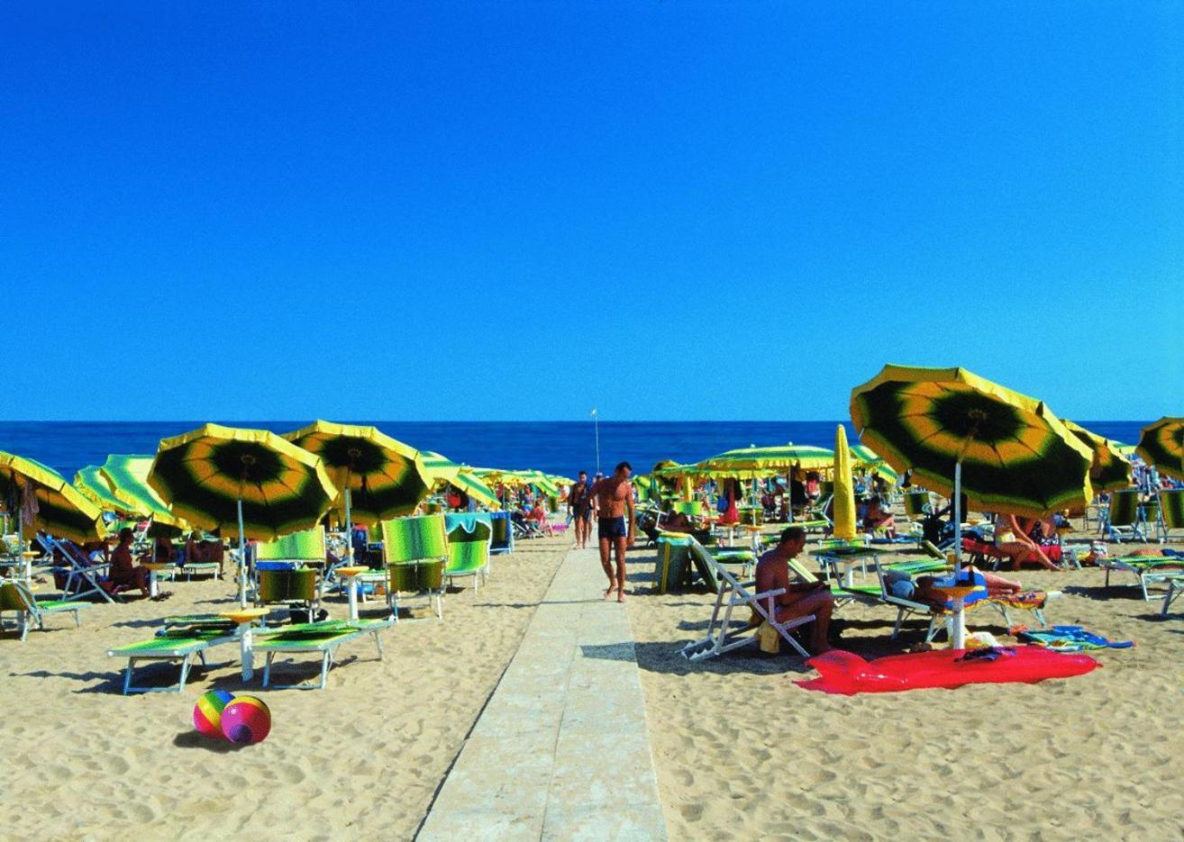 Aparthotel Carinzia Lignano Sabbiadoro Buitenkant foto