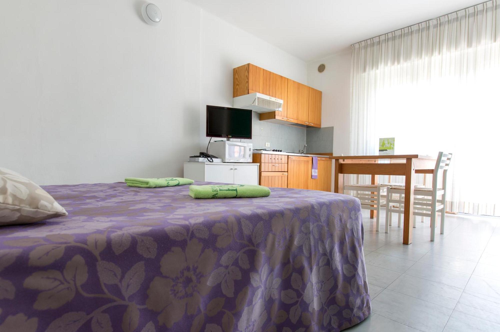 Aparthotel Carinzia Lignano Sabbiadoro Buitenkant foto