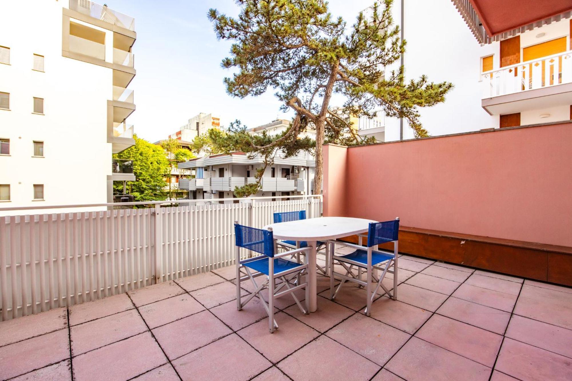 Aparthotel Carinzia Lignano Sabbiadoro Buitenkant foto
