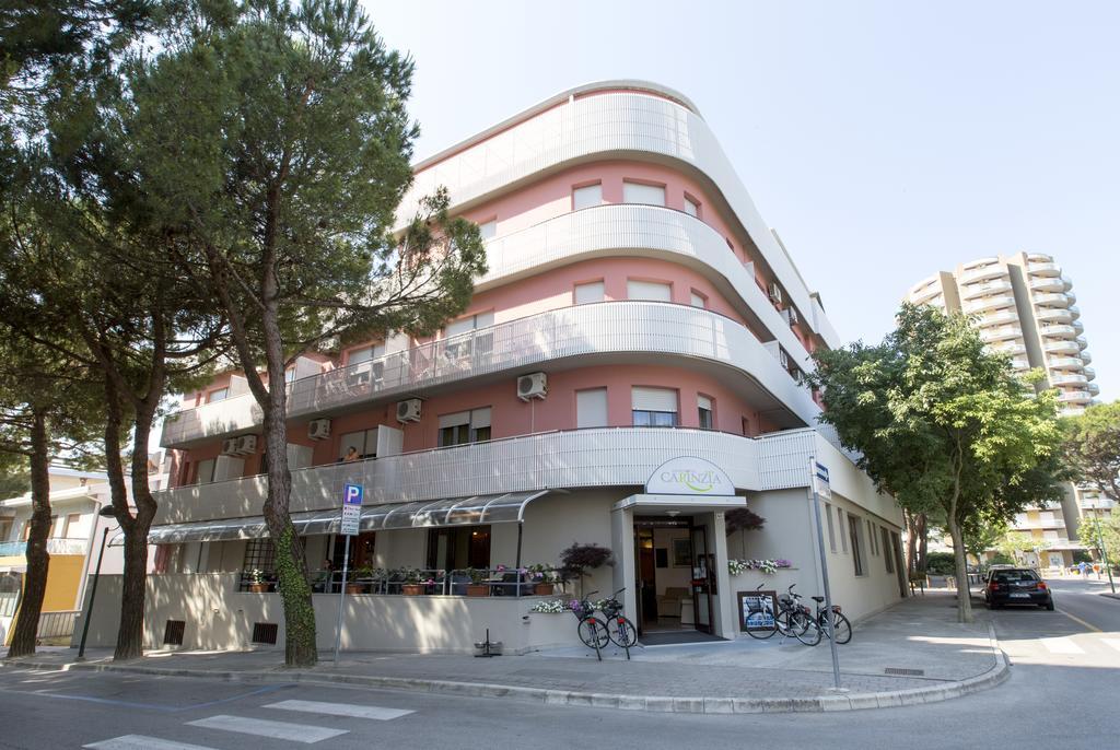 Aparthotel Carinzia Lignano Sabbiadoro Buitenkant foto